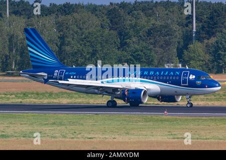 Berlin, Deutschland - 27. Mai 2018: Aserbaidschan Airbus A319 Flugzeug am Flughafen Berlin-Tegel (TXL) in Deutschland. Airbus ist ein Flugzeughersteller aus Toul Stockfoto