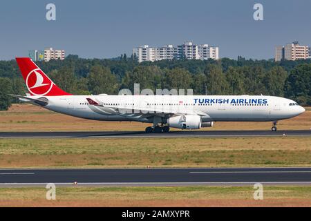 Berlin, Deutschland - 27. Mai 2018: Turkish Airlines Airbus A330 Flugzeug am Flughafen Berlin-Tegel (TXL) in Deutschland. Airbus ist ein Flugzeughersteller fro Stockfoto