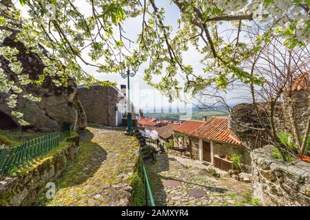 Blick auf die Straße im Dorf Monsanto, Portugal Stockfoto