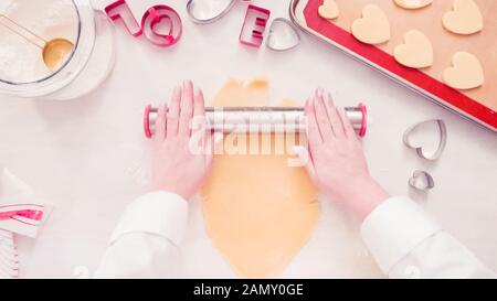 Flach. Schritt für Schritt. Rolling Zucker Plätzchenteig mit Metall Rolling Pin. Stockfoto