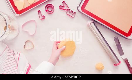Flach. Schritt für Schritt. Rolling Zucker Plätzchenteig mit Metall Rolling Pin. Stockfoto