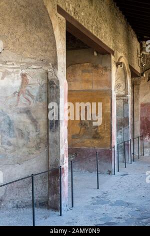 Pompei. Italien. Archäologische Stätte von Pompeji. Haus von Menander (Casa del Menandro). Mit Deckenfresken bemalte Wände im hinteren Teil des Peristils, dem zentralen Fresko Stockfoto