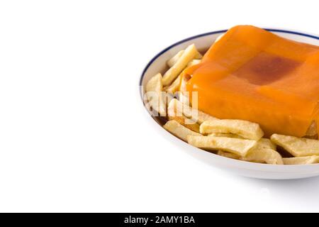 Typisch portugiesische Francesinha-Sandwich mit pommes frites isoliert auf weißem Hintergrund. Kopierbereich Stockfoto