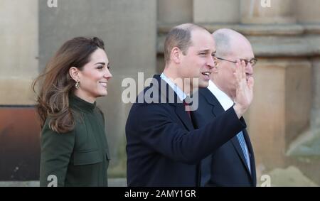 Alternative ERNTE: Der Herzog und die Herzogin von Cambridge kommen zu einem Besuch in der City Hall in Bradford, um sich einer Gruppe junger Leute aus der ganzen Gemeinschaft anzuschließen, um von dem Leben in der Stadt zu hören. Stockfoto