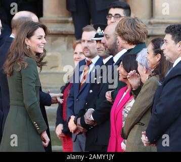 Alternative ERNTE: Der Herzog (versteckt) und die Herzogin von Cambridge kommen zu einem Besuch in der City Hall in Bradford, um sich einer Gruppe junger Leute aus der ganzen Gemeinschaft anzuschließen, um von dem Leben in der Stadt zu hören. Stockfoto