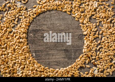 Golden Leinsamen in Weiß Schüssel auf Holztisch. Platz kopieren Stockfoto
