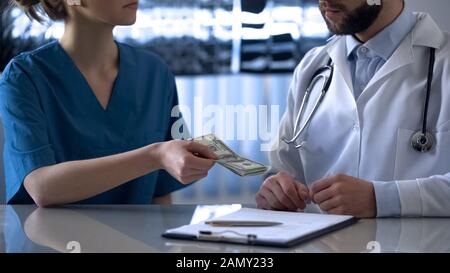 Arzt, der Bestechung von Mitarbeitern des Pharmaunternehmens annimmt, Korruption in der Medizin Stockfoto