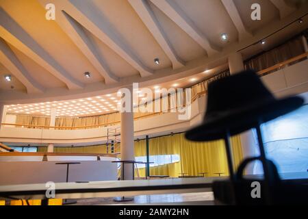 Düsseldorf, Deutschland. Januar 2020. Blick in das noch sanierte Spielhaus. Das unter Denkmalschutz stehende Gebäude wurde vor 50 Jahren, am 16.1.1970, eröffnet. Das Theater feiert das Jubiläum mit einem Festakt. Credit: Rolf Vennenbernd / dpa / Alamy Live News Stockfoto