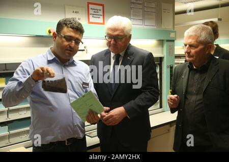 Berlin, Deutschland. Januar 2020. Bundespräsident Frank-Walter Steinmeier (M) besucht zusammen mit Roland Jahn (r), Bundesbeauftragter für Stasi-Akten, das Stasi-Aktenarchiv aus Anlass einer 30-jährigen friedlichen Revolution und dem Ende der Stasi und lässt ihm von einem Mitarbeiter der Behörde mittels Mikrofilmen Unterlagen erklären. Kredit: Wolfgang Kumm / dpa / Alamy Live News Stockfoto