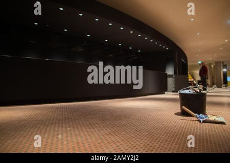 Düsseldorf, Deutschland. Januar 2020. Blick in das noch sanierte Spielhaus. Das unter Denkmalschutz stehende Gebäude wurde vor 50 Jahren, am 16.1.1970, eröffnet. Das Theater feiert das Jubiläum mit einem Festakt. Credit: Rolf Vennenbernd / dpa / Alamy Live News Stockfoto