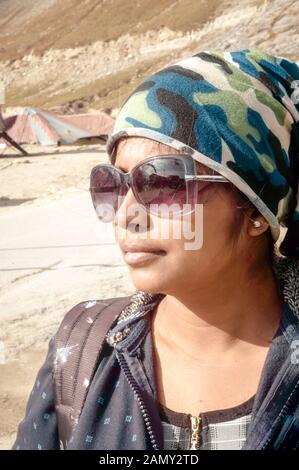 Vorderseite Porträt der jungen Erwachsenen schöne Frau (asiatische und indische Ethnien) mit Smart Casual Look Kopftuch und einer Sonnenbrille weg schauen isolieren Stockfoto
