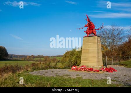 38. (Walisisches) Division Memorial, walisischer Drache mit Blick auf Mametz Wood 12 Stockfoto