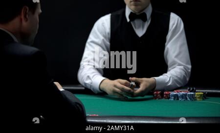 Casino-Client wartet auf Croupier, um Karten zu verhandeln, Chance auf einen Sieg beim Pokerspiel Stockfoto