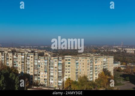 Stadtbild am Morgen, Blick von den Dächern der Stadt. Helle Stadtlandschaft in Krivoy Rog, Ukraine Stockfoto