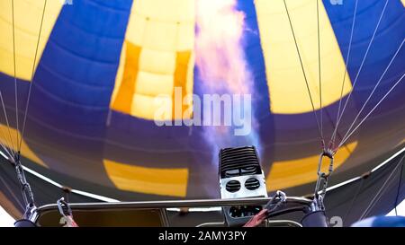 Nahaufnahme des Heißluftballonbrenners, der die Flamme in den Umschlag lenkt, extremer Flug Stockfoto
