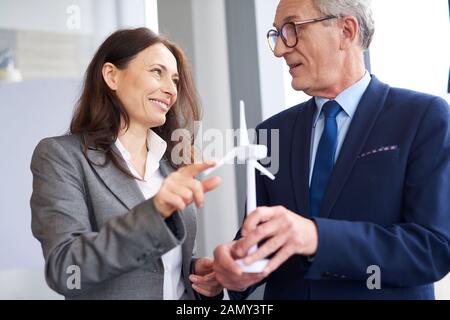 Die Mitarbeiter des Unternehmens unterhalten ein Gespräch über Windenergie Stockfoto