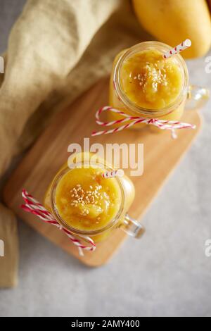 Erfrischende und gesunde mango Smoothie in Gläsern. Stockfoto