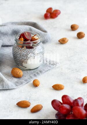 Chia Pudding-Parfait mit roten Trauben und Mandeln schließen sich an Stockfoto