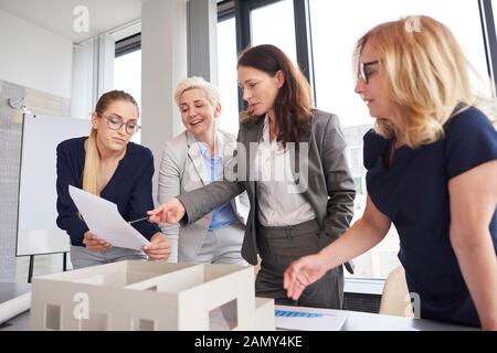 Team von Geschäftsfrauen, die Beratungen über die Strategie führen Stockfoto