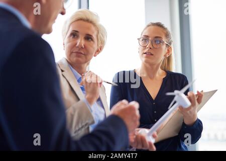 Beschäftigte Büroangestellte, die im Büro ein Gespräch führen Stockfoto
