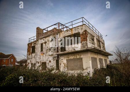 Die RAF Tangmere verfallenen Control Tower in der Nähe von Chichester, West Sussex, Großbritannien Stockfoto