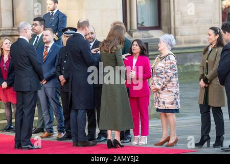 Bradford, Großbritannien. Januar 2020. Der Herzog und die Herzogin von Cambridge kommen am Centenary Square im Stadtzentrum von Bradford an. Der Tag der Engagements in Bradford ist Der Herzog und die Herzogin von Cambridges erste gemeinsame Verpflichtung des neuen Jahres und des neuen Jahrzehnts, Und ihr erster Auftritt zusammen seit den Nachrichten des Dukes und der Herzogin von Sussex, Prinz Harry und Meghan Markle, verkündete, dass sie als hochrangige Royals und den sogenannten 'Sandringham Summit' mit Ihrer Majestät Der Königin und Prinz Charles "zurücktreten" würden. Gutschrift: Benjamin Wareing/Alamy Live News Stockfoto