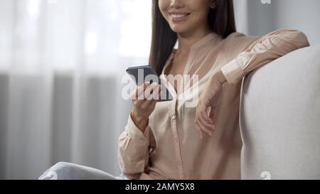 Zufriedene Kunden, die Online-Shopping genießen, mit dem Telefon Produkte kaufen Stockfoto