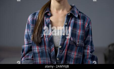 Junge Dame in legerer Kleidung zu Hause, mit übergroßem Mann-Kraghemd, Mode Stockfoto