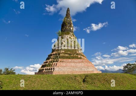 Die alten, die Stif stupa alle ist, dass remanis der ehemaligen Herrlichkeit des Muang Khoun, einst eine prächtige Hauptstadt ein kleines Fürstentum im Norden von Laos. Stockfoto