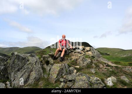 Walker auf dem Summit Cairn von Glenridding Dodd Fell, Glenridding, Lake District National Park, Cumbria, England, UK Glenridding Dodd Fell ist einer der Th Stockfoto