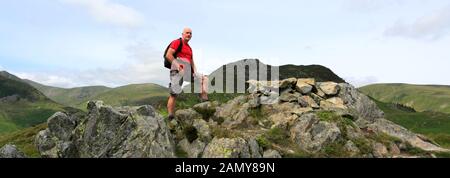 Walker auf dem Summit Cairn von Glenridding Dodd Fell, Glenridding, Lake District National Park, Cumbria, England, UK Glenridding Dodd Fell ist einer der Th Stockfoto