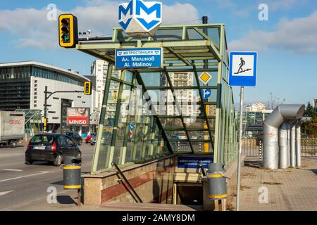 Blick auf die Straße mit typischem Aluminium- und Glaseingang zur U-Bahn- oder U-Bahn-Station in Sofia, Bulgarien, Osteuropa, Balkan, EU Stockfoto