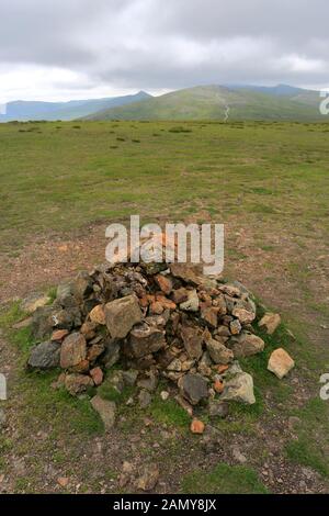 Summit Cairn auf Stybarrow Dodd Fell, Helvellyn Range, Lake District National Park, Cumbria, England, UK Stybarrow Dodd ist einer der 214 Wainwright fe Stockfoto