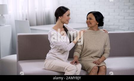 Asiatische Mutter und Tochter, die sich mit Liebe und Stolz betrachten, Familie Stockfoto