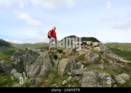 Walker auf dem Summit Cairn von Glenridding Dodd Fell, Glenridding, Lake District National Park, Cumbria, England, UK Glenridding Dodd Fell ist einer der Th Stockfoto