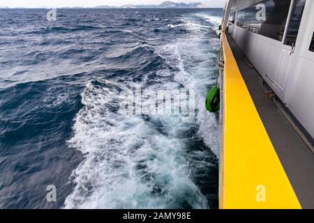 Wellen aus einem Boot segeln im Mittelmeer vor der Küste von Thailand in der Stadt Krabi Stockfoto