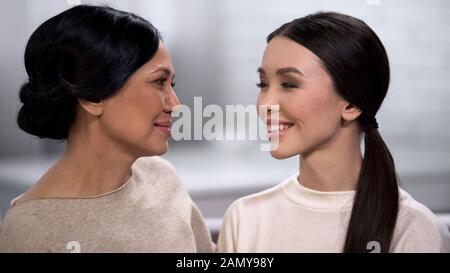 Schöne asiatische Frau, die sich ansieht, Mutter und Tochter, die Zeit verbringen Stockfoto