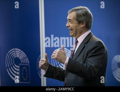 15. Januar 2020: Nigel Farage, der Vorsitzende der Brexit Party, beantwortet Reporter am Mittwoch, 15. Januar 2020, in Straßburg, Ostfrankreich. Nigel Farage, der selbsterklärte "pantomimische Schurke" von Brexit, verlässt diese Woche sein Lieblingstheater "", das parlament der Europäischen Union in Straßburg "" mit einem Gefühl der Mission. (Bild: © Elyxandro CegarraZUMA Draht) Stockfoto