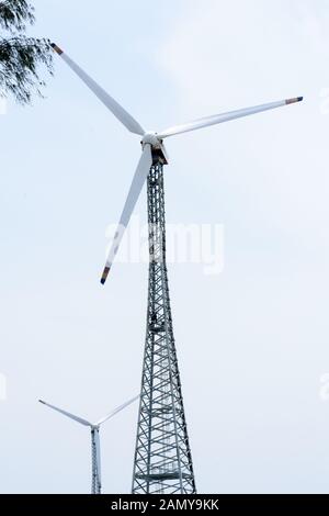 Höhere Windturbinen aus hybridem Turmgitter aus gewalztem Stahl (Stahlrohr segmentiert) installieren Sie hoch über 200 Fuß über Land mit 100 m Durchmesser Rotor. Wind t Stockfoto