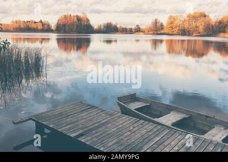 Holz- Boot am Pier am See Stockfoto