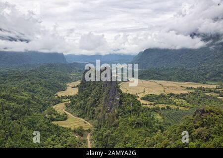 Blick auf Kalkstein Hügel und die Reisfelder von Nam Xay Top Aussichtspunkt in der Nähe von Vang Vieng, Laos. Stockfoto