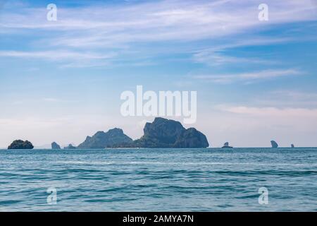 Kleine Felsen und Inseln in der Andaman See vor der Küste von Thailand in der Nähe von Krabi und Railay Beach. Stockfoto