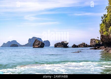 Kleine Felsen und Inseln in der Andaman See vor der Küste von Thailand in der Nähe von Krabi und Railay Beach. Stockfoto