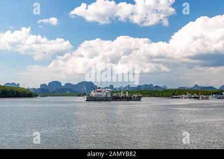 Ein Frachtschiff Segeln im Mittelmeer vor der Küste von Thailand. Phi Phi Island Pier. Stockfoto