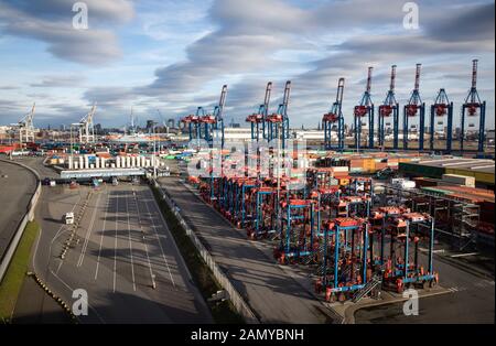 Hamburg, Deutschland. Januar 2020. Panoramablick über den Container Terminal Tollerort (CTT) der Hamburger Hafen und Logistik AG (HHLA). Die Hamburger Hafengruppe HHLA hat ein Qualifizierungsprogramm gestartet, um ihre Mitarbeiter fit für die Herausforderungen der Digitalisierung zu machen. (Zur dpa "Logistikgruppe HHLA will Mitarbeiter fit für Digitalisierung machen") Credit: Christian Charisius / dpa / Alamy Live News Stockfoto