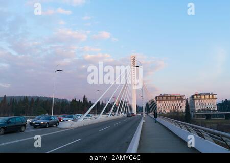Podgorica, Montenegro - Januar 13, 2020: Millennium Bridge Details über Moraca-fluss Stockfoto