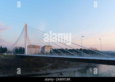 Podgorica, Montenegro - Januar 13, 2020: Millennium Bridge Details über Moraca-fluss Stockfoto