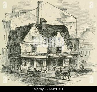 Alte Wahrzeichen und historische Persönlichkeiten von Boston. orth Street und Market Squarewar eine der alten, heute unter uns erloschenen Strukturen. Sie war bekannt als der Alte Verspottete Hut, von seiner Fanciedähnlichkeit zu einem Artikel der Abnutzung, der jetzt so veraltet ist wie er selbst. Unter dem westlichen Gable, dem Dock Square, War das Datum von 1680. Das Gebäude war aus Holz, außen mit Gips bedeckt, mit denen gemischte Bruchstücke aus zerbrochenem Glas waren.Auf dieser rauen Oberfläche Wurden Verschiedene Zierfiguren nachgezeichnet.Auf zwei Seiten, Süden und Südwesten floss einst das Wasser, und in gruben nicht weit von hier vor einigen Jahren Stockfoto