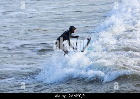 Bournemouth, Dorset UK. Januar 2020. Wetter in Großbritannien: Paddel-Boarder macht das Beste aus dem Schwell am Strand von Bournemouth nach einer stürmischen Nacht in Bournemouth. Credit: Carolyn Jenkins/Alamy Live News Stockfoto