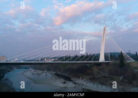 Millennium Bridge Details über Moraca-fluss in Podgorica Stockfoto